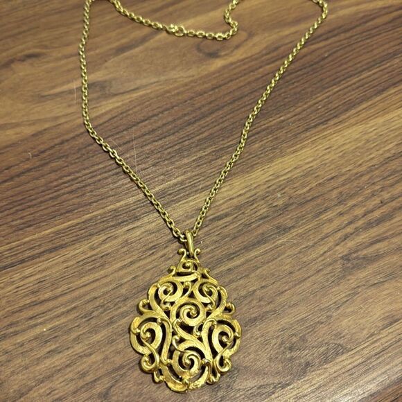 Crown Trifari Necklace with Multi Scroll Textured Gold Tone Pendant. 1960’s. - Picture 5 of 7